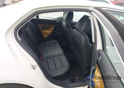 2010 Volkswagen Jetta Tdi z USA, uszkodzony, nr VIN 3VWRL7AJXAM038300